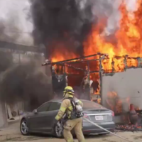 Trató de conectar su Tesla a un poste de luz en Tijuana usando un “diablito”. Su coche y una casa terminaron en llamas