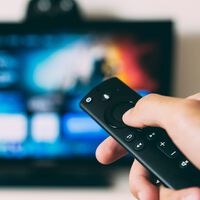 Qual é a distância ideal entre a TV e o sofá? Descubra se sua experiência está sendo prejudicada — ou até mesmo sua visão