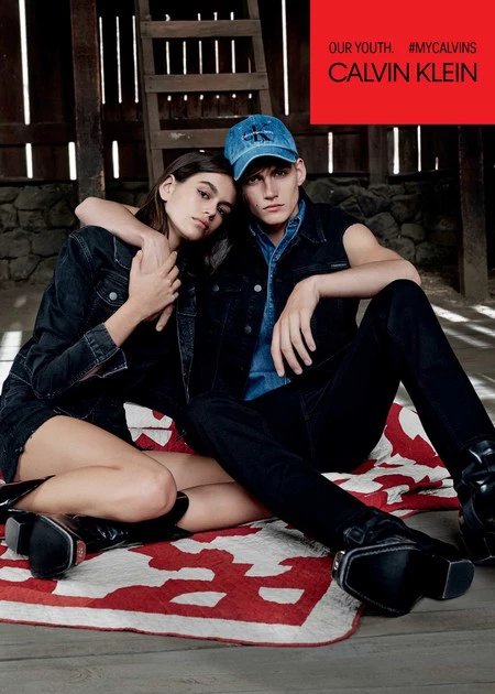 Los hermanos Kaia y Presley Gerber se enfundan en denim para la campaña de Calvin Klein Jeans