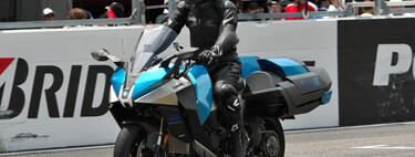 La última locura de Kawasaki es una moto que parece un avión a reacción. El objetivo es salvar al mundo de las eléctricas 