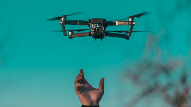 Dron Volando Encima De La Mano