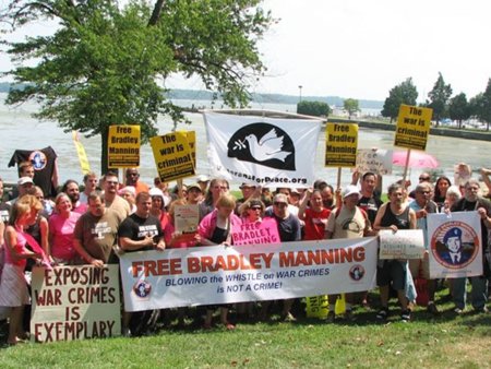 WikiLeaks / Concentración para pedir la libertad de Manning frente a la base en la que está confinado