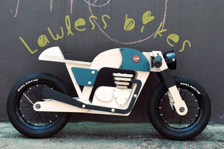 Dos Ninos Se Dan A La Fuga Con Sus Motos Infantiles De Juguete 001