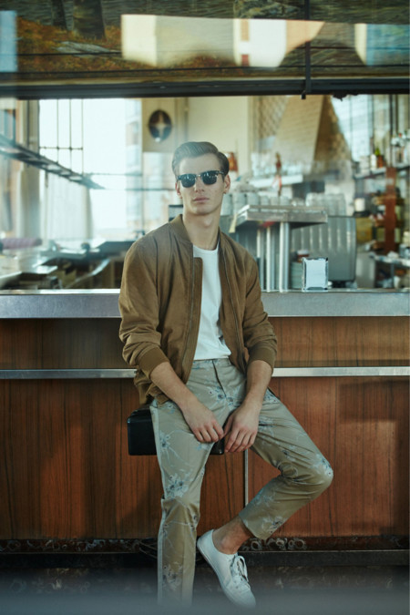 Muchas flores y cazadoras bomber en el nuevo lookbook de febrero de Mango Man
