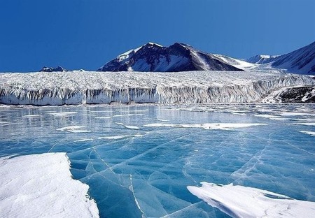 Bajo el hielo de la Antártida Occidental hay casi 100 volcanes