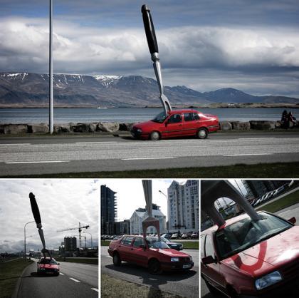 Gigante enfadado clava un tenedor a coche