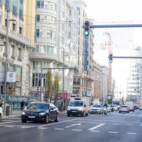 Ya están activos los semáforos que multan a los coches sin etiqueta en Madrid, y este mapa te los muestra todos