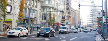 Ya están activos los semáforos que multan a los coches sin etiqueta en Madrid, y este mapa te los muestra todos