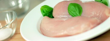 Descongelar el pollo en la nevera y otras prácticas que haces a diario y pueden causarte una toxiinfección