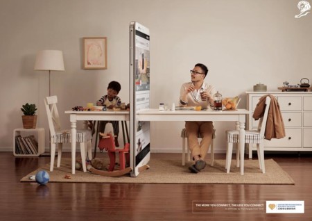 ¿El móvil o tu familia? Impactante campaña sobre el abuso de los móviles