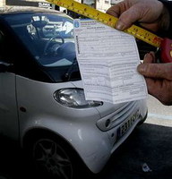 Multada con 120 euros por aparcar a menos de 20 centímetros de los otros coches