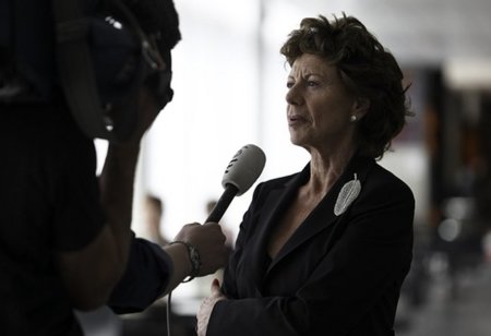 Neelie Kroes a los consumidores europeos: "Abandonad vuestro operador y pasaros a Skype"