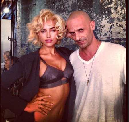Sí, esa es Irina Shayk y lo que está intentando hacer es imitar a Marylin Monroe