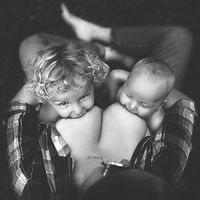 En la lactancia en tándem, ¿la leche se adapta a la edad del pequeño o del mayor?