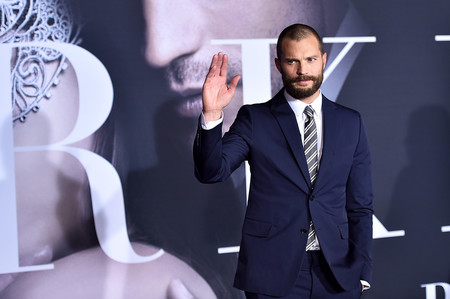 De Valentino y en azul: Jamie Dornan en la premiere de 'Fifty Shades Darker'