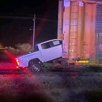 Trataron de robar estas pick-ups de un tren en Durango, pero las destrozaron al intentar bajarlas del vagón a lo Rápido y Furioso