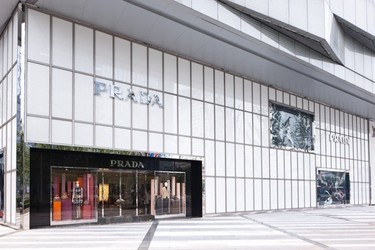 Trendencias Noticias: las nuevas tiendas de Mango y Prada, el auge del lujo en China y varias ausencias