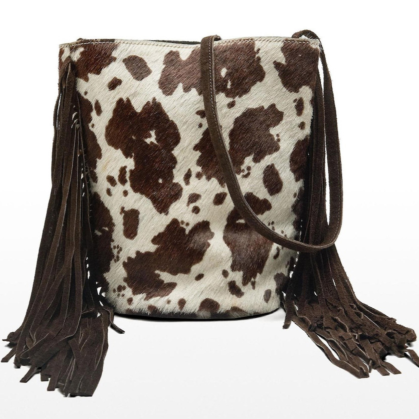 Parfois - Bandolera de mujer de piel estilo bombonera con flecos y estampado animal print.