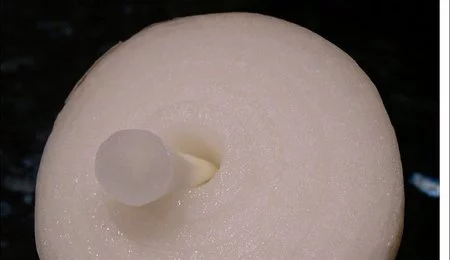 Remedios económicos para el resfriado, la media cebolla sobre la mesita de noche