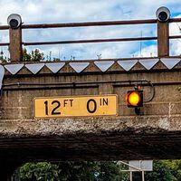 Puentes que atrapan camiones por ser demasiado bajos: este lleva 100 destrozados y en vez de cambiarlo lo han convertido en símbolo de la ciudad