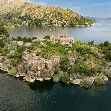 Se vende una isla con castillo a una hora de Madrid: 11 dormitorios y los mismos baños, usa paneles solares y a veces se puede llegar en coche