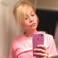 Una cantante estadounidense defiende la belleza de las madres con una foto de su cuerpo tras tener 4 hijos