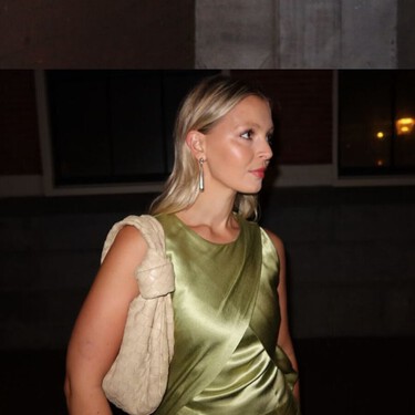 Mango tiene el vestido lencero en color verde té matcha sobre el que construir los looks más elegantes del otoño