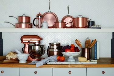 El cobre y la madera se instalan en nuestras cocinas y comedores con la nueva colección de otoño de Crate & Barrel 