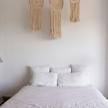 La alternativa a la mesita tradicional que duplicará el espacio de tu dormitorio  