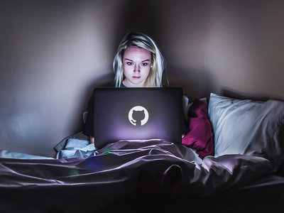 Roba los datos personales de 106 millones de clientes de un banco y los publica en GitHub, donde aparece su nombre y currículum