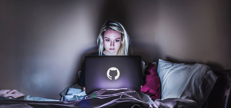 Roba los datos personales de 106 millones de clientes de un banco y los publica en GitHub, donde aparece su nombre y currículum