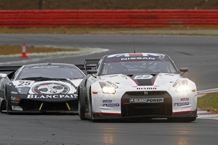 Podio que termina en primera victoria para Nissan en Silverstone tras penalizar a Young Driver y Hexis AMR
