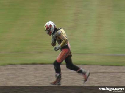 Pol Espargaró se fractura la clavícula. Pole para Corsi