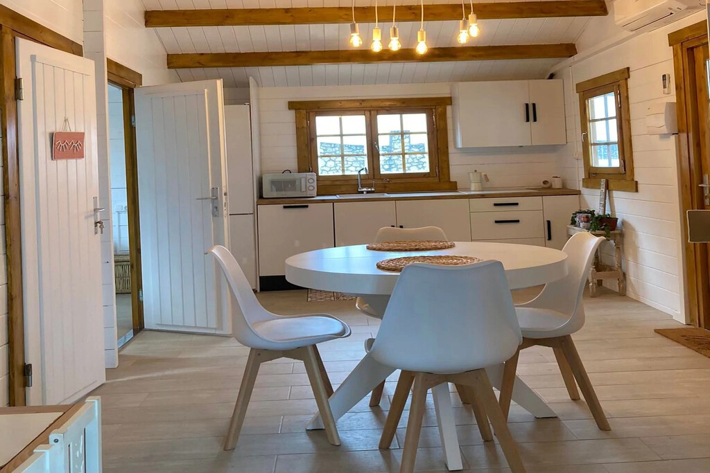 Esta alucinante casa prefabricada de dos dormitorios y con porche está súper rebajada y cuesta poco más de 15.000 euros