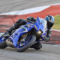 El jefe de Yamaha planta cara a las motos eléctricas: "No vamos a enterrar el motor de gasolina todavía" 