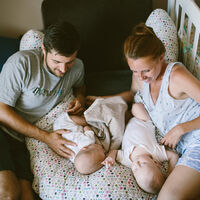 Tener mellizos o trillizos en Madrid tendrá recompensa: Ayuso dará una ayuda de 1.800 euros por hijo para partos o adopciones múltiples 