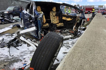 Tesla incendiado tras un accidente