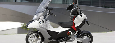 BMW va a revivir su legendaria moto con techo. Y viene con sorpresa: tendrá alerones a lo MotoGP