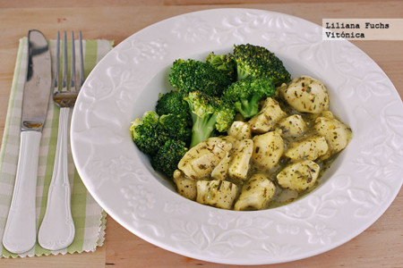 Pollo en salsa provenzal ligera con brócoli. Receta saludable