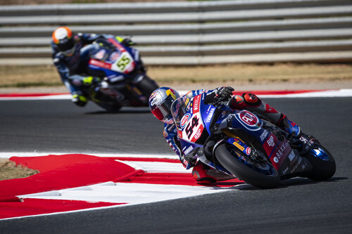 Toprak Razgatlioglu tira de coraje para ganar en Navarra y empatar con Jonathan Rea en la general de Superbikes