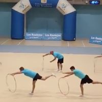 El baile con aros de unos padres para sorprender a sus hijas que se hace viral