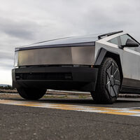 "Falló a lo grande. Casi muero". El conductor de una Tesla Cybertruck confió demasiado en el sistema de conducción autónoma y casi no lo cuenta 