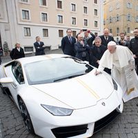 El Papa Francisco recibe un Lamborghini Huracán…y lo dona para ser subastado con fines benéficos