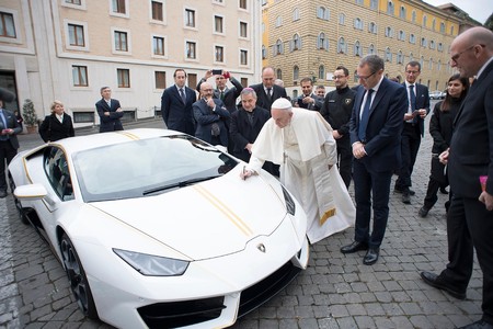 El Papa Francisco recibe un Lamborghini Huracán…y lo dona para ser subastado con fines benéficos