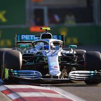 Mercedes aprovecha el regalo de Charles Leclerc para hacer un nuevo doblete en la clasificación de Bakú 