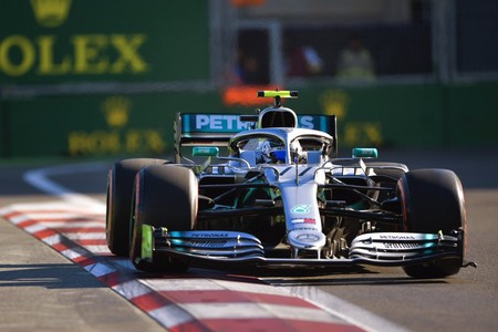 Mercedes aprovecha el regalo de Charles Leclerc para hacer un nuevo doblete en la clasificación de Bakú