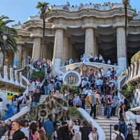 Los turistas se aprovechan de una grieta en el sistema para colarse en el Park Güell de Barcelona. Con el móvil es sencillísimo 