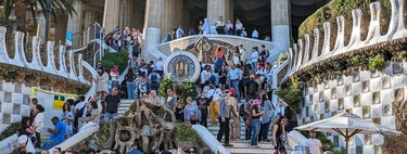 Los turistas se aprovechan de una grieta en el sistema para colarse en el Park Güell de Barcelona. Con el móvil es sencillísimo 
