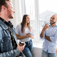 Ni introvertido ni extrovertido: cómo saber si eres ambivertido. Estos son los comportamientos que los hace tener más éxito social 