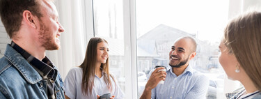 Ni introvertido ni extrovertido: cómo saber si eres ambivertido. Estos son los comportamientos que los hace tener más éxito social 